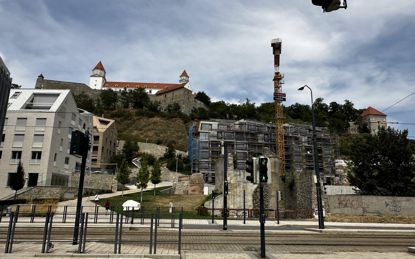 Bratislavské mestské prostredie s historickou a novou architektúrou pri električkovej trati