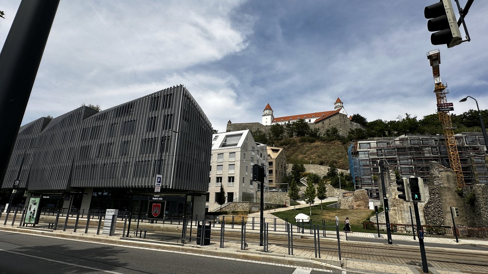 Bratislavský hrad nad súčasnou mestskou zástavbou ako obraz vrstiev územného rozvoja